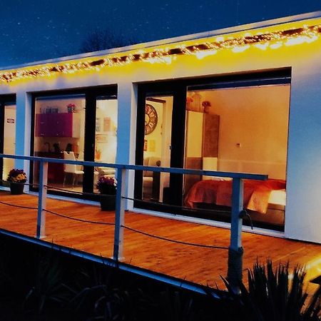 Ranch 66 - Moderni Tiny House Black Swallow Ve Stylu Route 66 Se Saunou A Bazenem Tršice Esterno foto