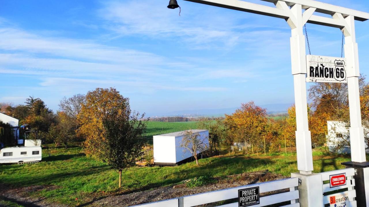 Ranch 66 - Moderni Tiny House Black Swallow Ve Stylu Route 66 Se Saunou A Bazenem Tršice Esterno foto
