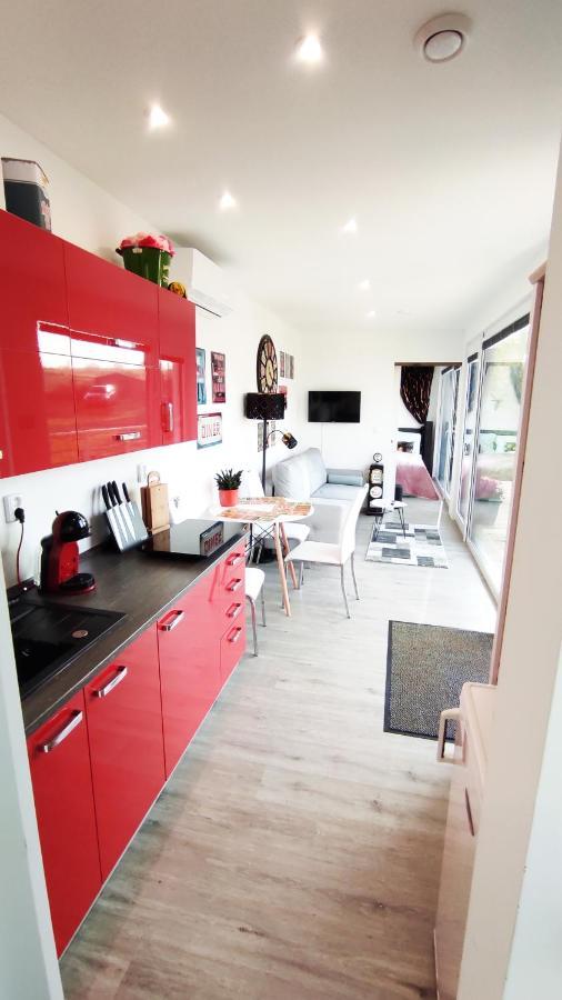 Ranch 66 - Moderni Tiny House Black Swallow Ve Stylu Route 66 Se Saunou A Bazenem Tršice Esterno foto