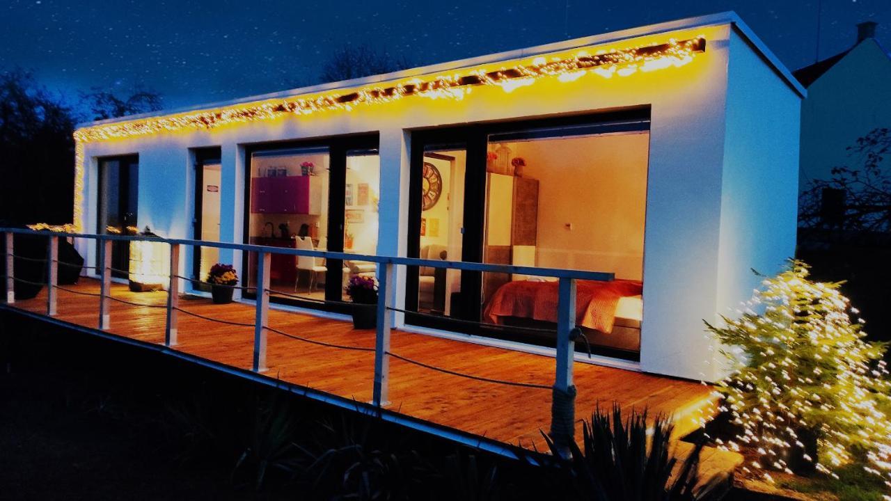 Ranch 66 - Moderni Tiny House Black Swallow Ve Stylu Route 66 Se Saunou A Bazenem Tršice Esterno foto