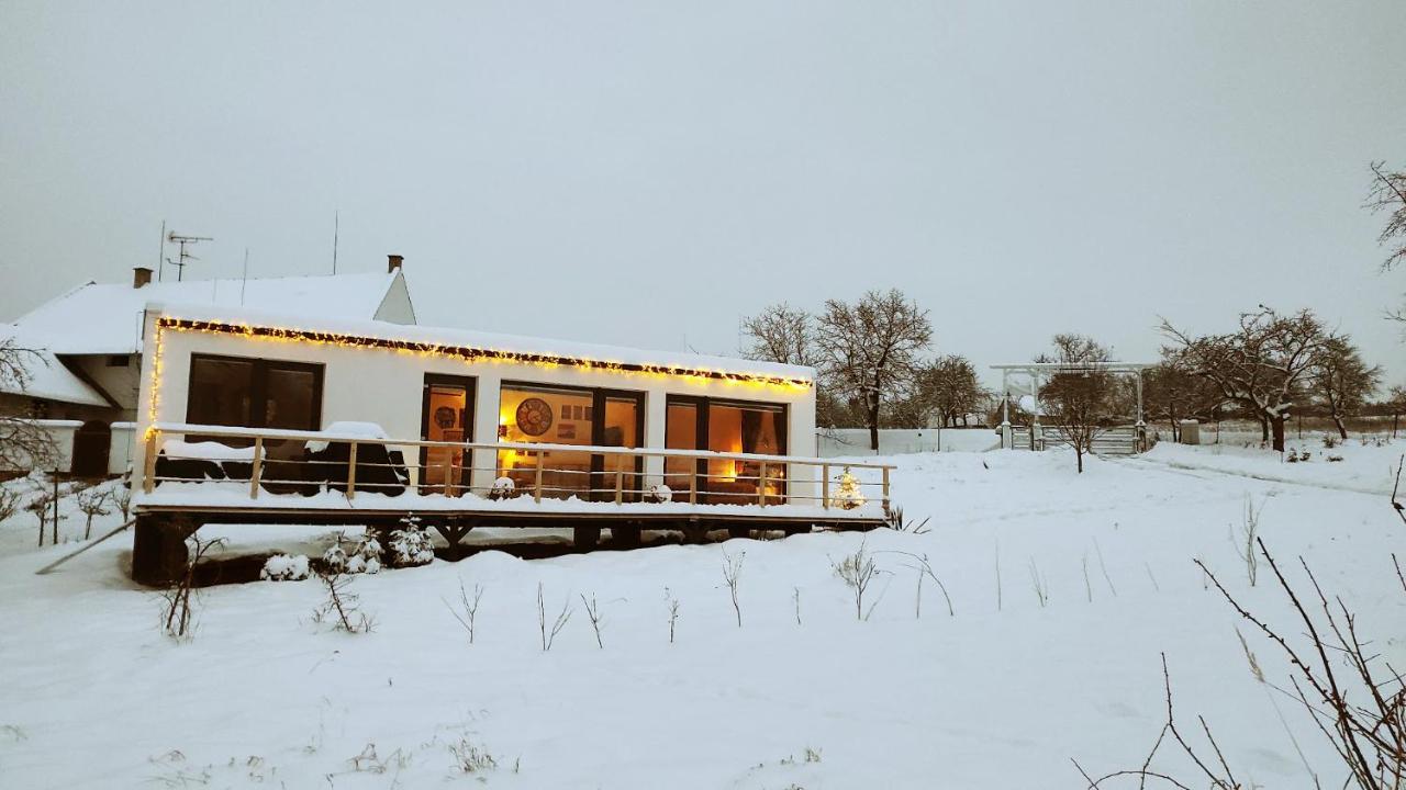 Ranch 66 - Moderni Tiny House Black Swallow Ve Stylu Route 66 Se Saunou A Bazenem Tršice Esterno foto