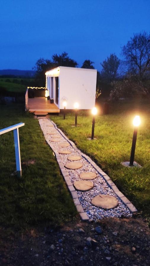 Ranch 66 - Moderni Tiny House Black Swallow Ve Stylu Route 66 Se Saunou A Bazenem Tršice Esterno foto
