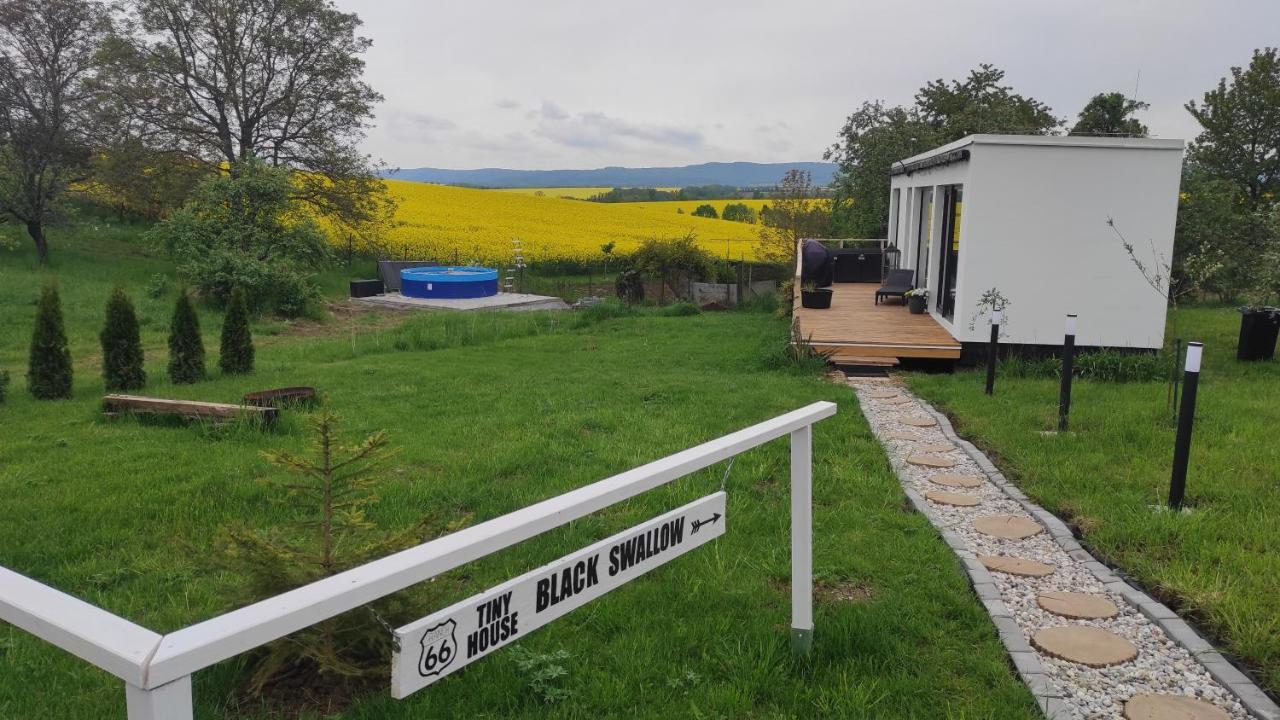 Ranch 66 - Moderni Tiny House Black Swallow Ve Stylu Route 66 Se Saunou A Bazenem Tršice Esterno foto