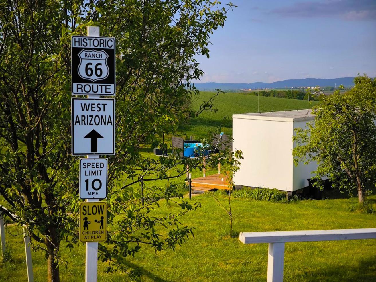 Ranch 66 - Moderni Tiny House Black Swallow Ve Stylu Route 66 Se Saunou A Bazenem Tršice Esterno foto