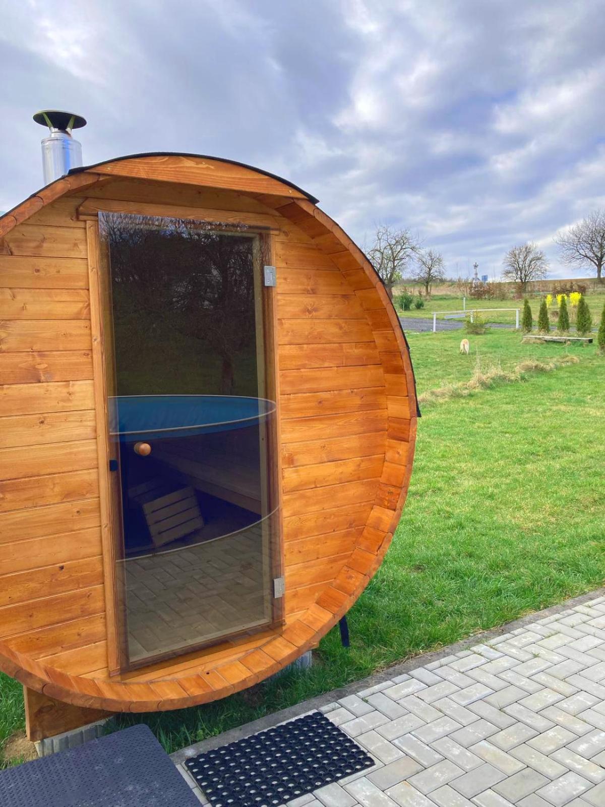Ranch 66 - Moderni Tiny House Black Swallow Ve Stylu Route 66 Se Saunou A Bazenem Tršice Esterno foto